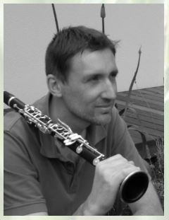 Mériadec Ruffet tenant sa clarinette sur l'épaule