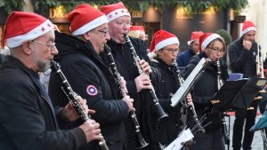 Cinq clarinettes et un trompettiste avec leur bonnet de Noël