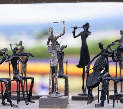 Des figurines de musiciens et leur chef d'orchestre en métal pour illustrer les musiciens de l'OVO en cours de répétition